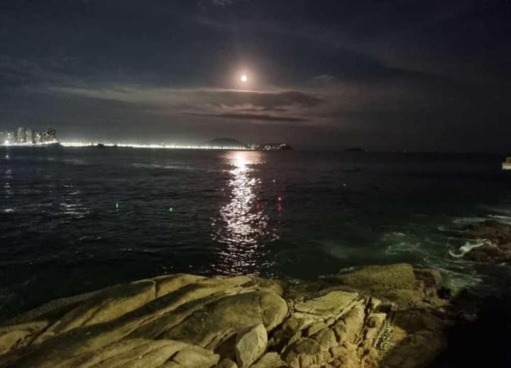 Cobertura perto da Praia da Enseada, com Churrasqueira, Wi Fi - Ideal para a Família e Amigos Guarujá Exterior foto